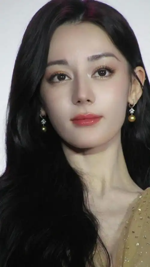 迪丽热巴是一位非常美丽的女演员,她的颜值非常高.
