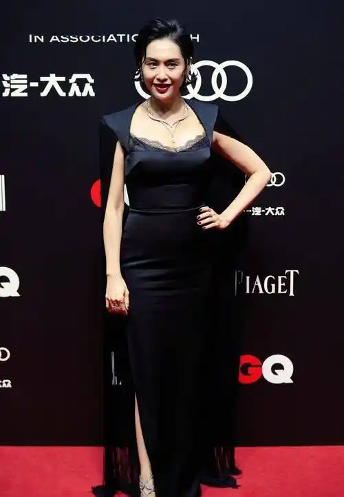 朱茵的身材保持得挺好,穿白裙看得出曲线,面容也有无医美的感觉