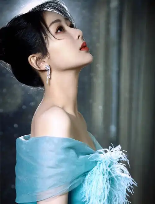 杨紫碧蓝色抹胸长裙造型##杨紫碧蓝色羽毛纱裙造型