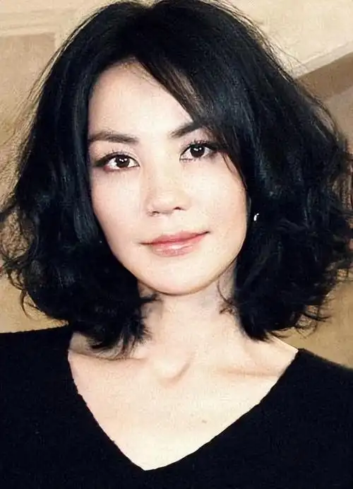 王菲陪李嫣做头发教朋友唱歌手按对方肚子超认真温馨又狼狈