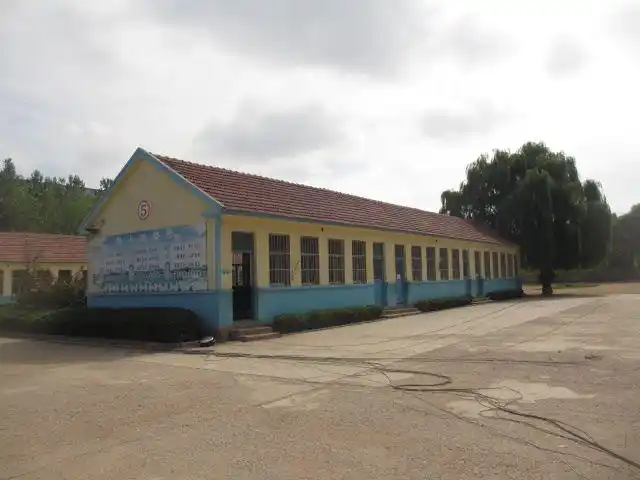 忆往昔,山阳小学瓦房低矮陈陋,旧壁寒舍.