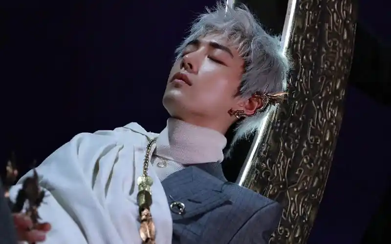 肖战时尚芭莎2月刊银发造型拍摄花絮～_哔哩哔哩_bilibili