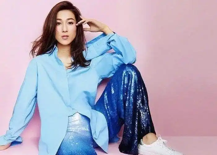 钟嘉欣身穿粉色格子西服草莓味女孩怎么看都不像35岁