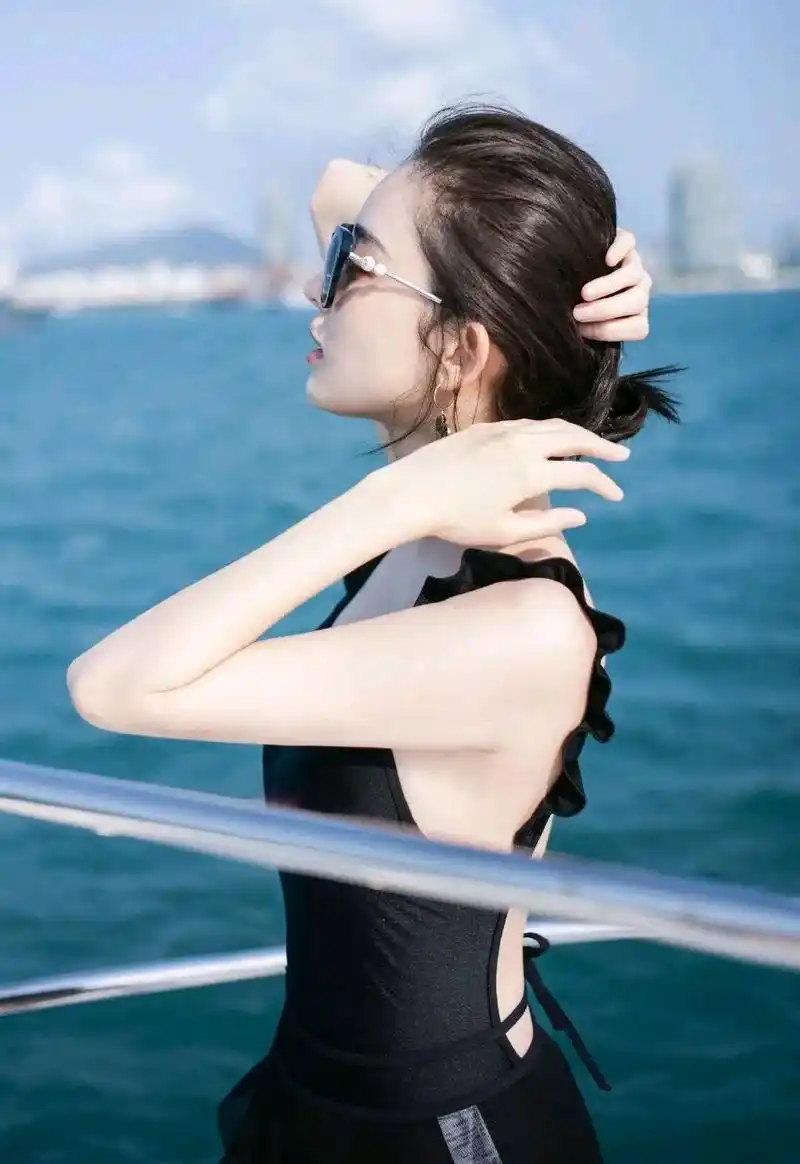 古力扎娜身穿黑色低胸礼裙,尽显妩媚动人女神