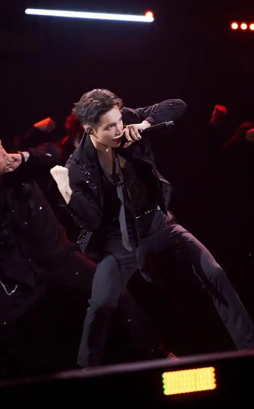 张艺兴四季惊喜夜#舞台热烈,紫海温柔.