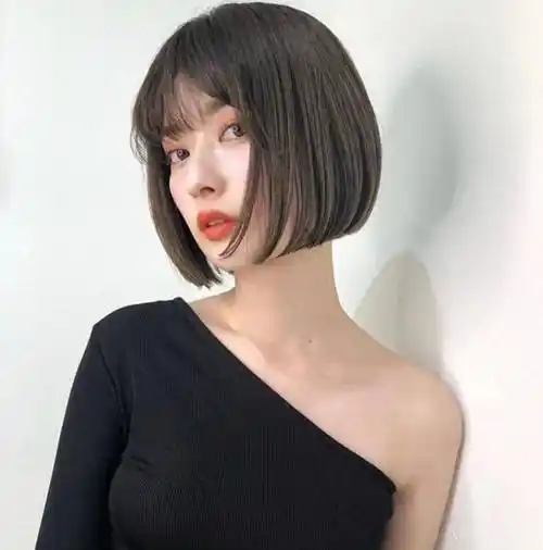 许晴扮嫩发型太雷人,齐刘海波波头厚重又廉价,看着像戴了顶假发_头发