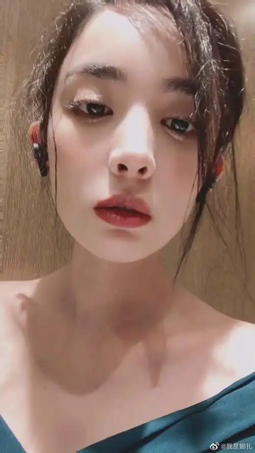 娜扎活力春天九宫格自拍