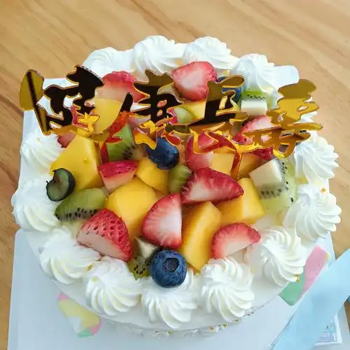 健康长寿生日蛋糕放在木桌上