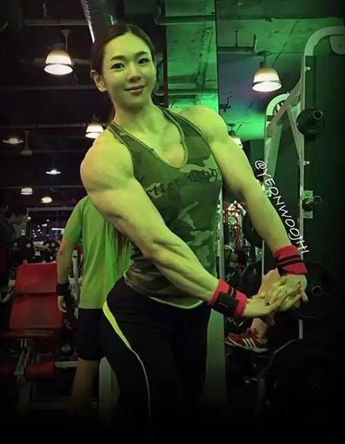 ▼池妍玉惊人的背肌,果然是国家级的健美小姐.