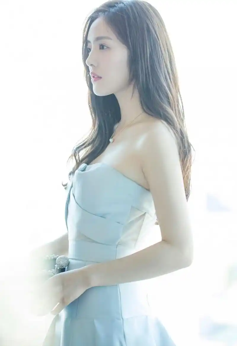 蔡文静冰蓝色长裙性感写真