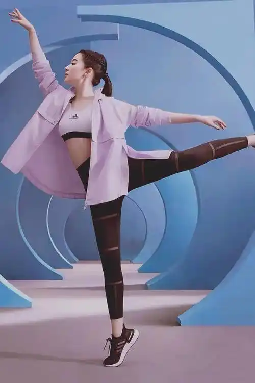 刘亦菲也是呼应大家宅在家中也要勤于健身锻炼,看到照片不得不说女神