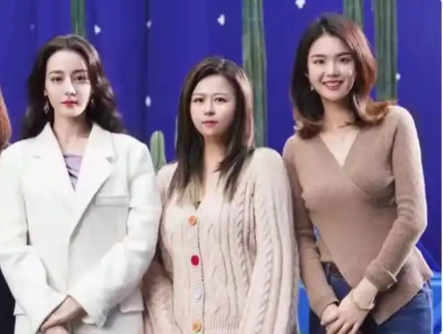 迪丽热巴与女粉丝合影气质完全被秒杀有人称被女粉丝圈粉了
