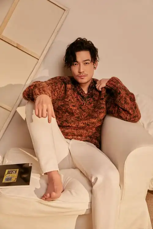 1/ 12 近日,演员张博曝光了一组时尚写真,透过照片暖男气息扑面而来.