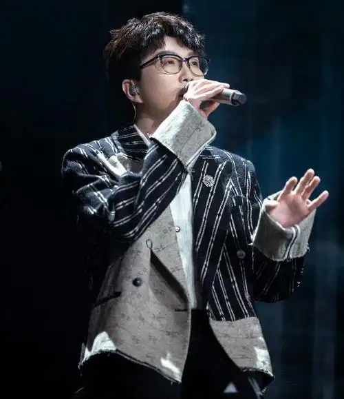 毛不易演唱会现场帮粉丝求婚,太有爱了!