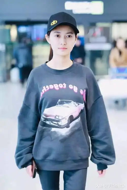 陈钰琪纯素颜现身, 面对镜头十分大方自信, 网友: 唐嫣慧眼识珠!