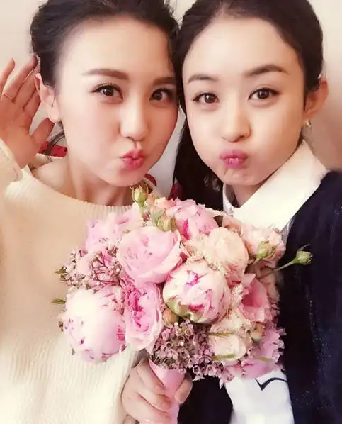 赵丽颖和闺蜜合影照曝光,私下的赵丽颖原来是这样