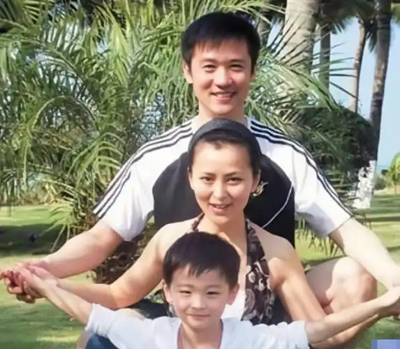 琼瑶女郎何音豪宅内晒娃,长相帅气撞脸吴磊,曾被丈夫黄志忠抛弃