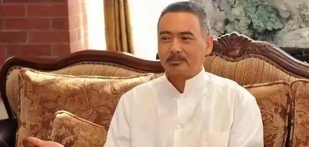 香港之子周润发跌下神坛老年不保完美人设居然都是假装