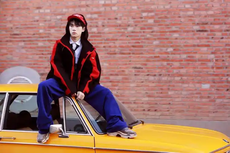 易烊千玺帅气时尚造型街拍写真图片