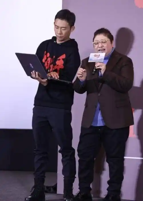 韩红瘦出曲线像换了个人!穿铆钉外套尖下巴抢镜_黑色_牛仔_优点