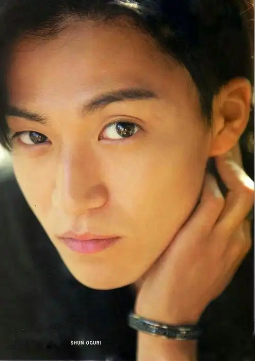 能否请各位发一下小栗旬的长发照片