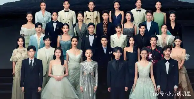 明星后台大合影,王源往后靠,张艺兴蹲着,坐c位的他却是个素人