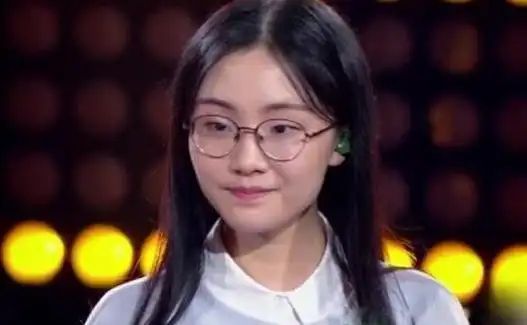 郭沁个人资料简介腿是怎么回事为什么坐在椅子上唱