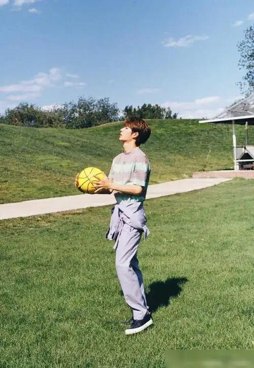 王一博杂志花絮曝光篮球少年在草地上肆意玩耍