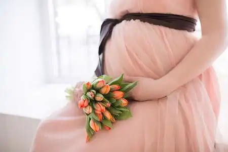 怀孕的女人,摸她的肚子照片