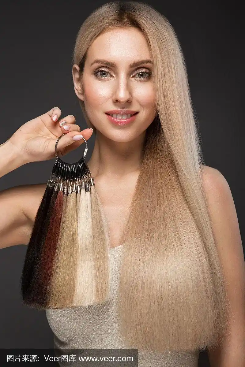 有着一头光滑秀发的女孩