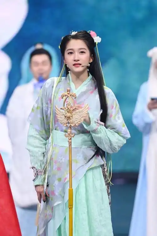 2月26日,关晓彤在节目上cos赵灵儿,身穿绿色古装长裙俏皮可爱,白纱