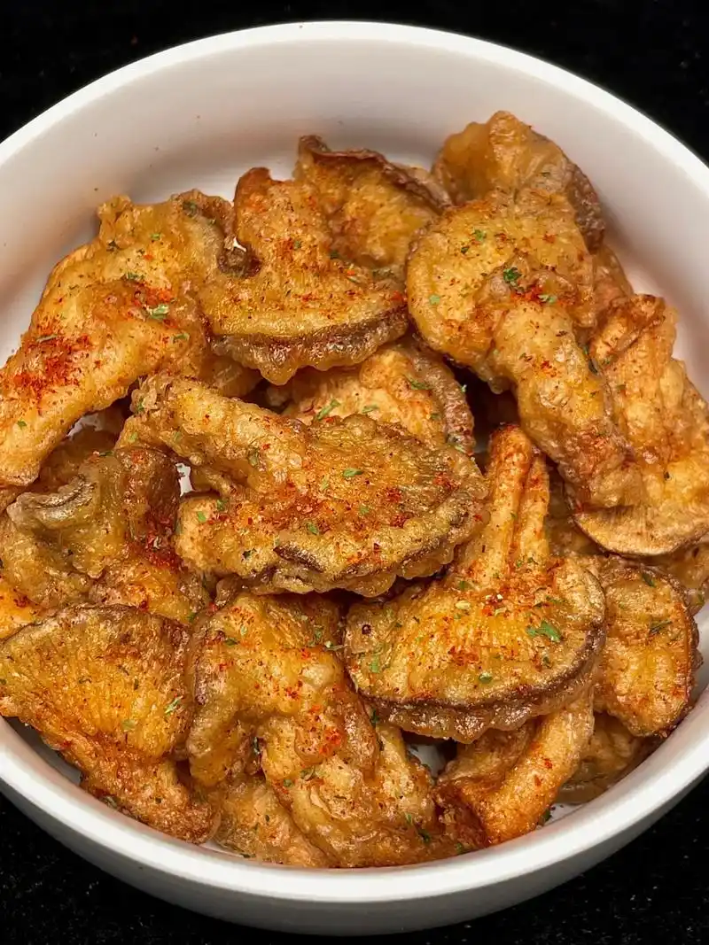 今天做《香炸平菇》 学校食堂经常吃的那道～香炸蘑菇大家还记得吗?