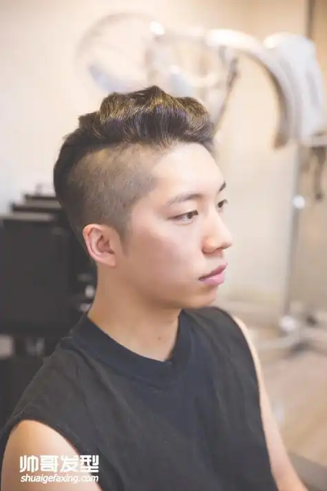 男生两边头发怎么剪好看两侧剃光的背头卷发
