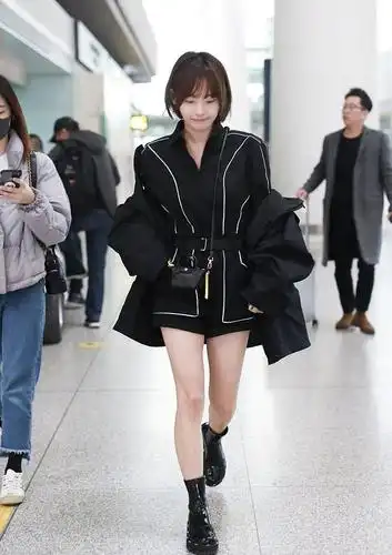 张嘉倪学00后穿"美少女靴",谁料搭三分裙,33岁凹出"漫画腿"