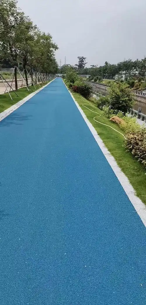 彩色沥青路面是用碳九树脂为原料加上不同颜料和骨料混合.