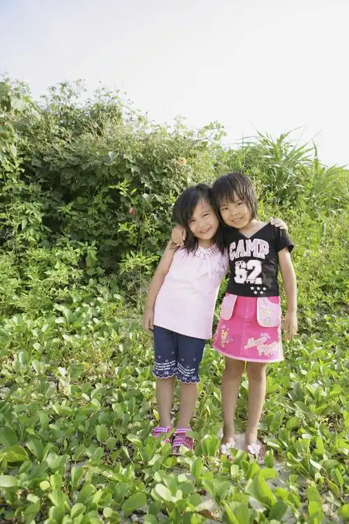 两个可爱的小女孩