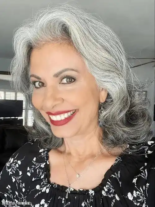 60 的女人,今年流行白发"不染",这几款白发造型,时髦又洋气_发型_气质