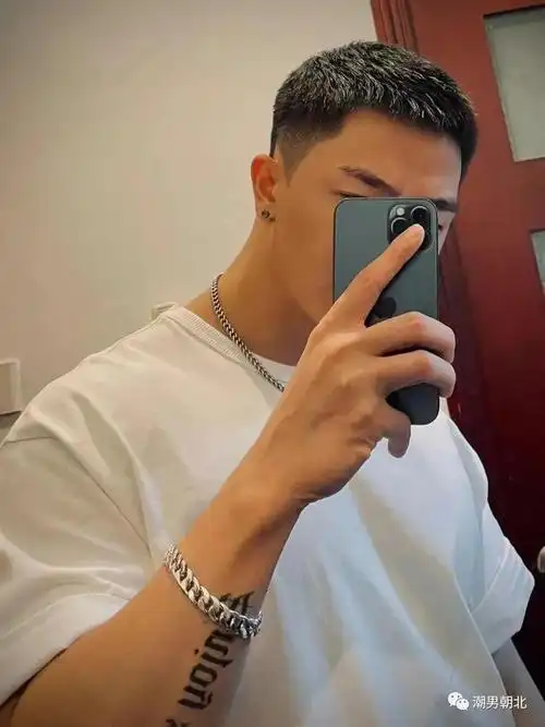 男生的发型,还是要以短发为主的,把头发剪得越短越好,像这种圆寸发型