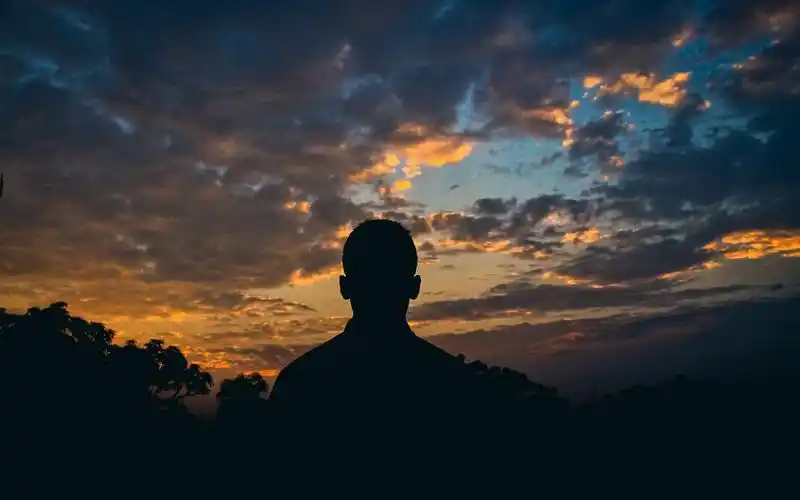 夜晚伤感男人的背影