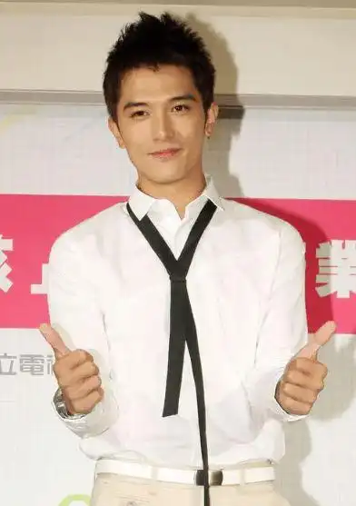 一边骂他渣一边夸他帅39岁邱泽凭啥征服7位女神