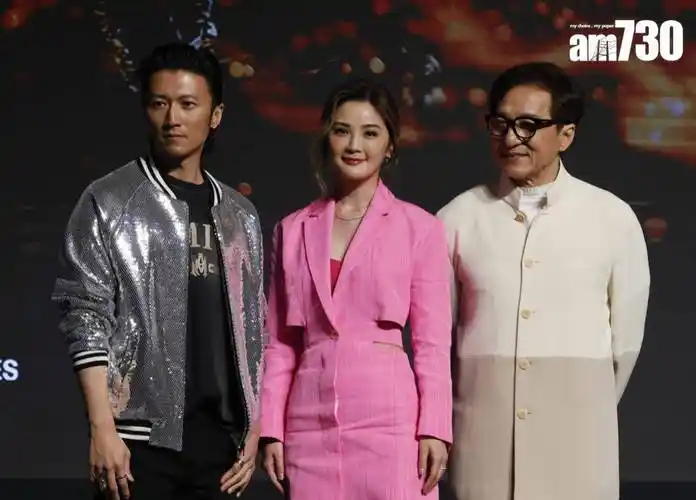 成龙和谢霆锋同台,谢霆锋有点拘谨还咳嗽几下,并向成龙鞠三次躬_电影