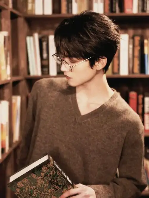 周柯宇书店氛围感大片#周柯宇金丝眼镜半永久吧锁骨杀 侧颜 眼神