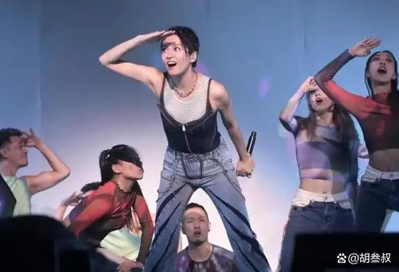 日前,梁咏琪的演唱会在上海东方体育中心举行,这是她在内地的第四站