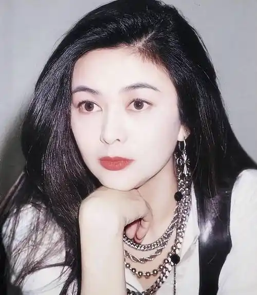 不愧是香港最美女人,61岁关之琳拍时尚大片,美背美腿好吸睛_美貌_电影