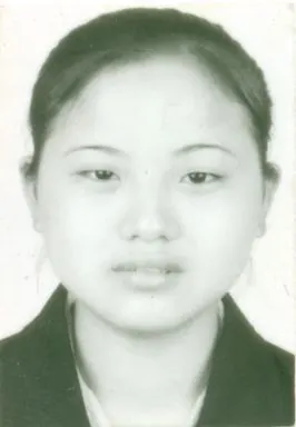 有个一寸照片是黑白照 谁可以ps下 改成蓝底的证件照 谢谢