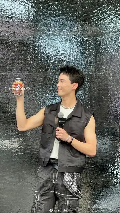 吴磊今日活动路透allblack造型生图状态也太好了吧