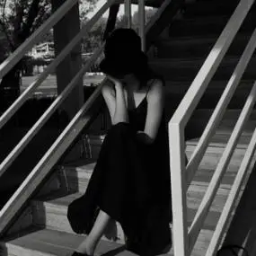 唯美女生黑白头像背影黑白背影微信头像女生伤感