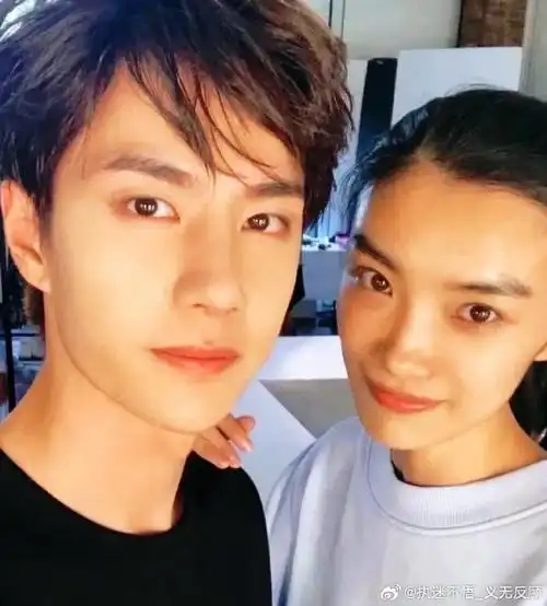 跟王一博一起自拍的女孩是谁家媳妇?挺漂亮的!