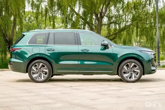 理想one改款_车漆_轮胎