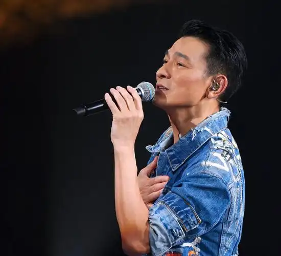 原创刘德华新加坡演唱会获老婆捧场朱丽倩起立拍手鼓掌化身小迷妹